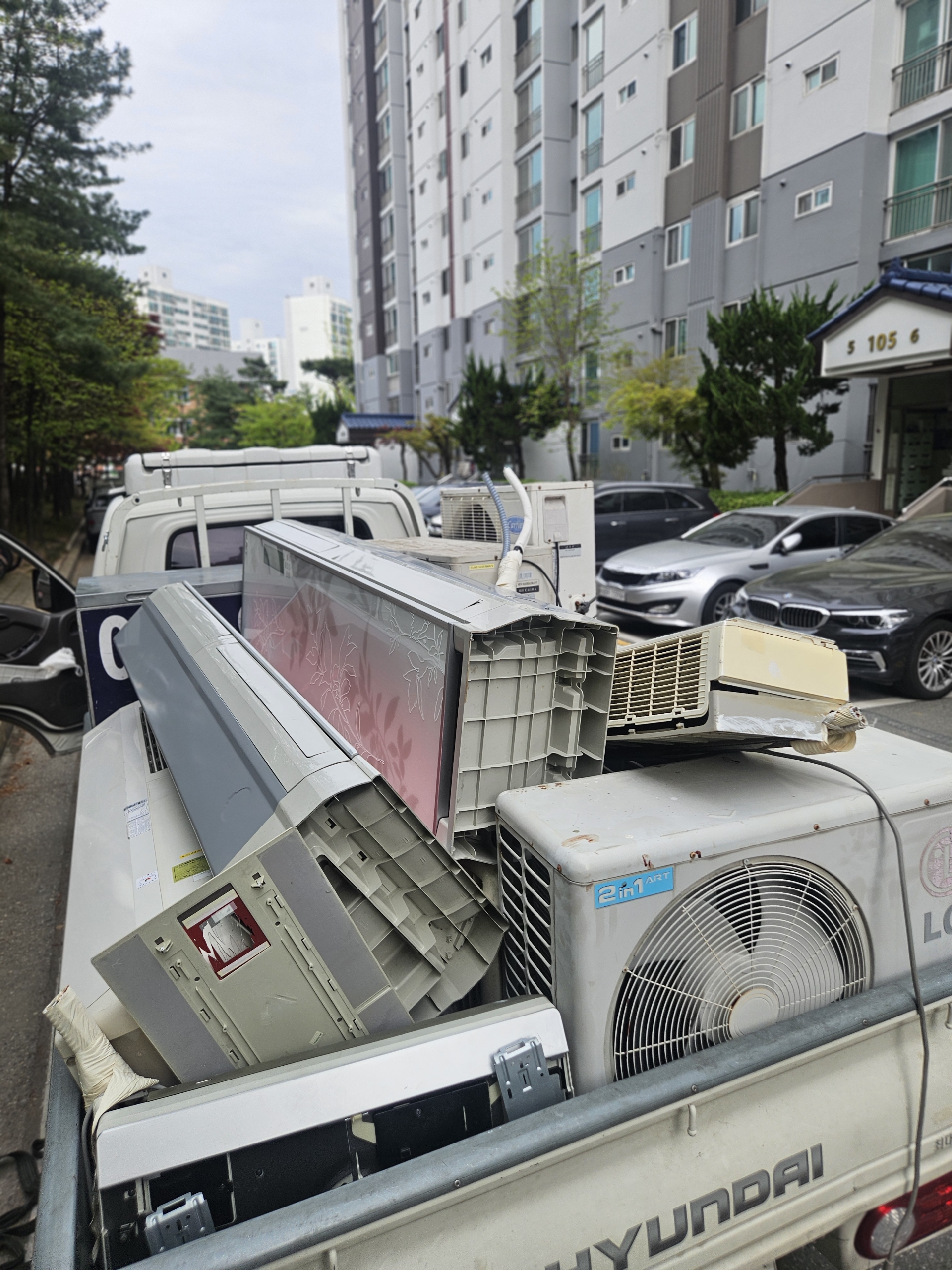철거한 실내기와 실외기를 차량에 적재한 모습