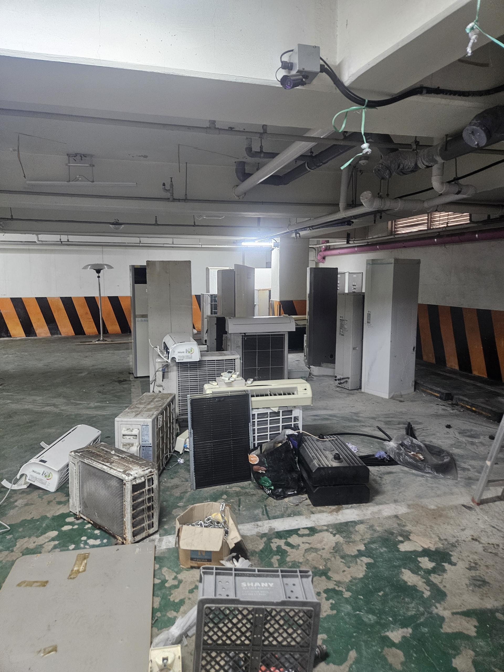 철거 후 한 공간에 모아둔 실내기와 실외기